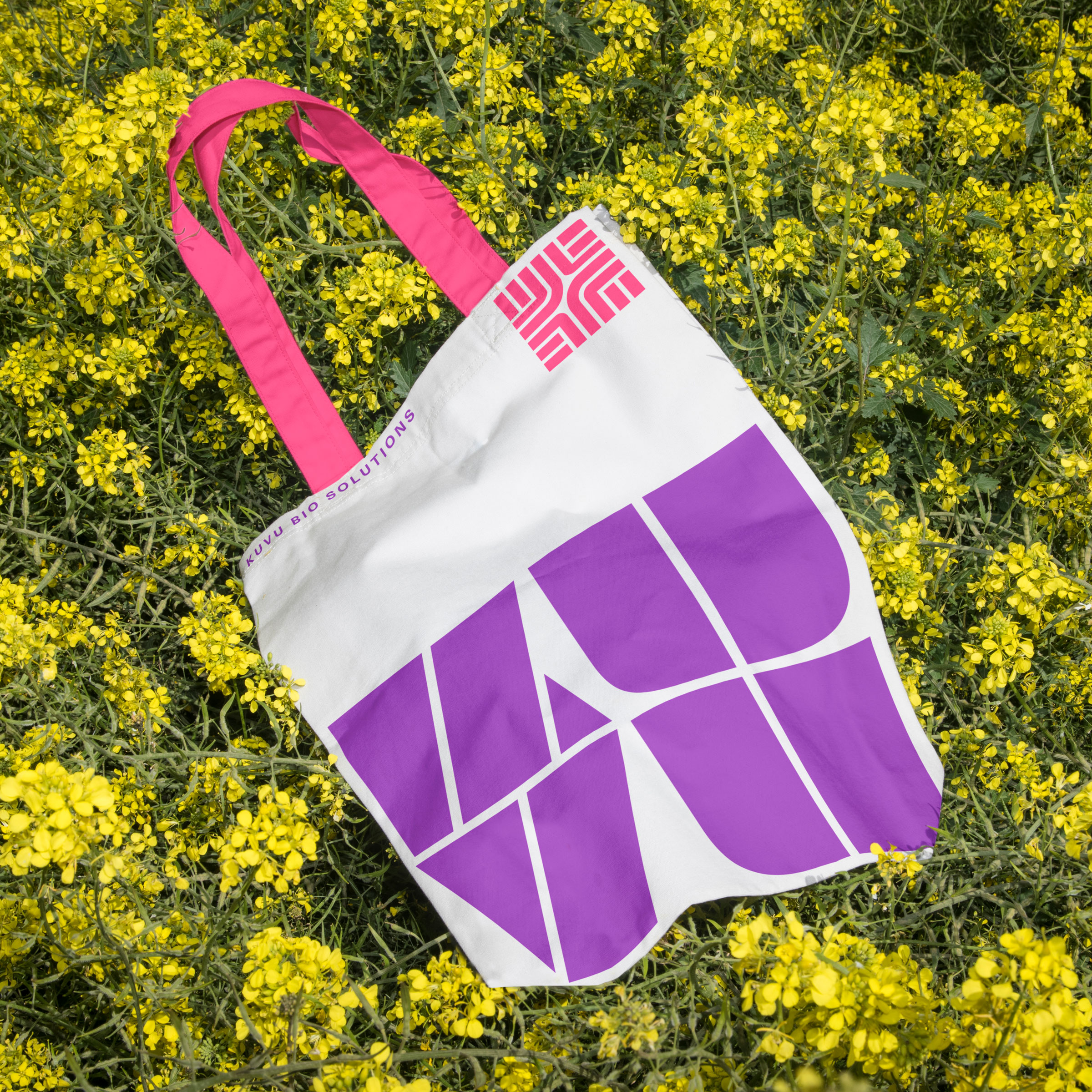 2023_01_KUVU_Mockup_BusinessCardTotebag